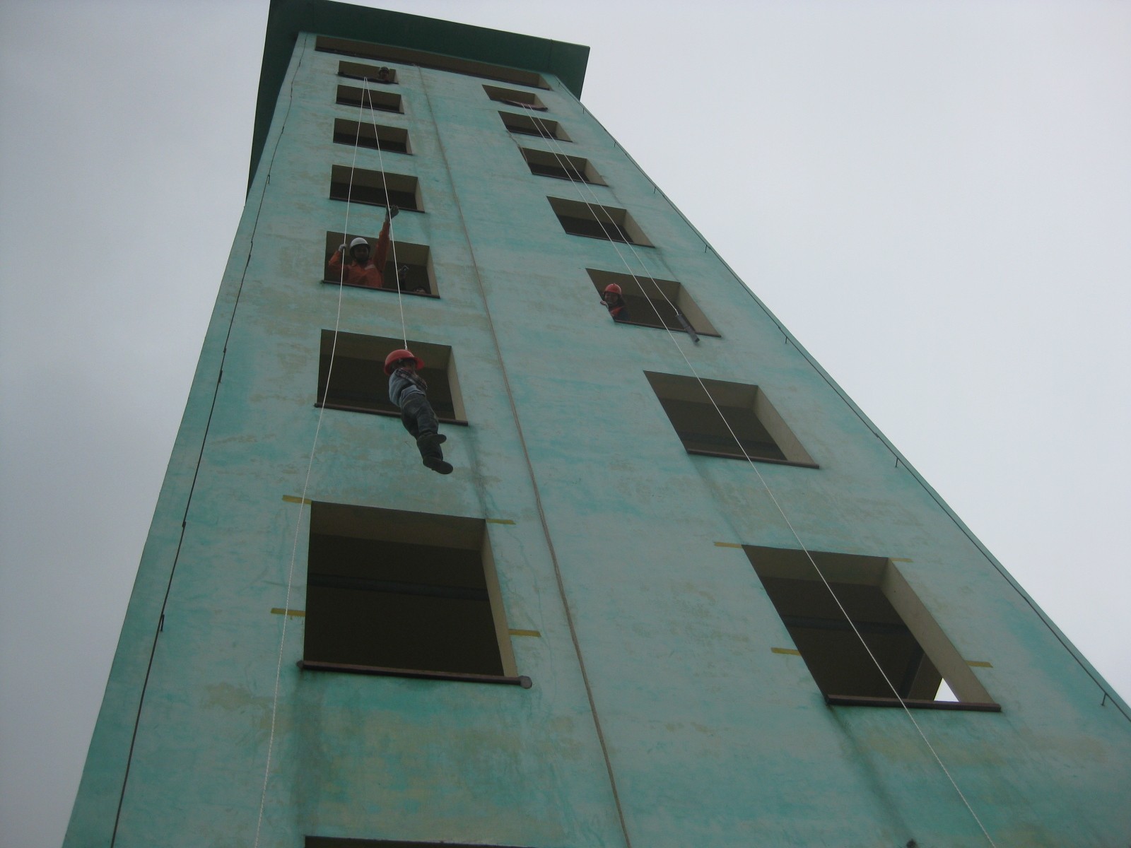 ...v&agrave; bằng d&acirc;y tho&aacute;t hiểm. 