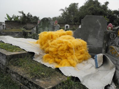 Thậm ch&iacute; cả tr&ecirc;n mộ trong khu nghĩa địa của l&agrave;ng&hellip;