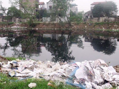 S&ocirc;ng Nhuệ bốc m&ugrave;i