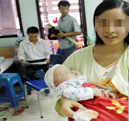 Trẻ ngộ độc ch&igrave; do uống thuốc cam tại BV Nhi T.Ư. Ảnh K.Anh.