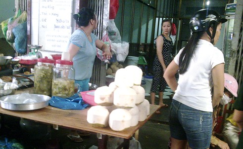 Dừa được b&agrave;y b&aacute;n ở qu&aacute;n