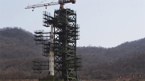 T&ecirc;n lửa Unha-3 tr&ecirc;n bệ ph&oacute;ng. Ảnh: AFP