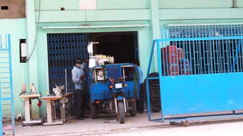 V&agrave; nay để c&oacute; tiền trả nợ, DN may mặc TT phải b&aacute;n t&agrave;i sản, m&aacute;y m&oacute;c (ảnh chụp ng&agrave;y 13-4-2012) - Ảnh: Đ&igrave;nh D&acirc;n