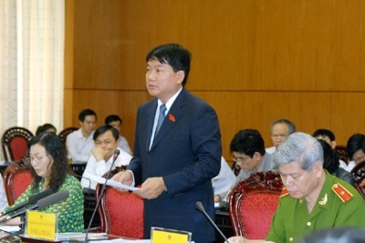 Bộ trưởng Bộ Giao th&ocirc;ng vận tải Đinh La Thăng trả lời c&aacute;c c&acirc;u hỏi của c&aacute;c đại biểu - Ảnh: <em>Tuổi Trẻ</em>