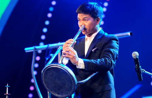 Ngo&agrave;i c&acirc;y s&aacute;o bằng ống nước, th&iacute; sinh Kiều Văn Thanh c&ograve;n biểu diễn với c&aacute;c nhạc cụ tự chế kh&aacute;c tại chương tr&igrave;nh T&igrave;m kiếm t&agrave;i năng - Ảnh: T.T.D.