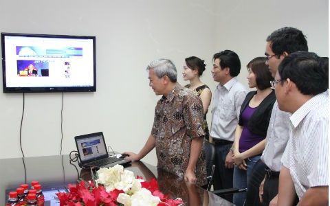 Tổng cục trưởng Ng&ocirc; Qu&yacute; Việt ấn n&uacute;t h&ograve;a mạng Chất lượng Việt Nam Online