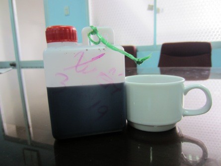 Tinh chất c&agrave; ph&ecirc; được chiết sang chai nhỏ được PV mua về.