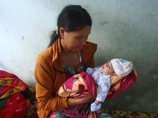 Ch&aacute;u Hằng v&agrave; mẹ