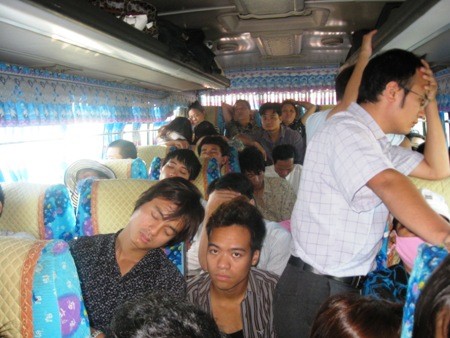 Cảnh nhồi nh&eacute;t kh&aacute;ch tr&ecirc;n xe Thanh Long (Ảnh: SH)