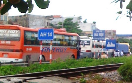 Sự cạnh tranh kh&ocirc;ng l&agrave;nh mạnh của c&aacute;c nh&agrave; xe dọc Quốc lộ 5 l&agrave;m ảnh hưởng đến chất lượng phục vụ h&agrave;nh kh&aacute;ch