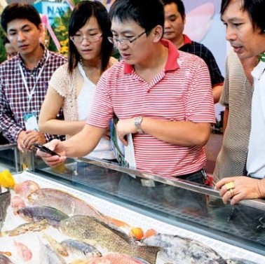 Mua b&aacute;n 13Win OKVIP Cá cược bóng đá ở si&ecirc;u thị