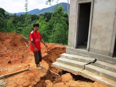 4.	Nh&agrave; vệ sinh c&aacute;ch nh&agrave; ở khoảng 3m của gia đ&igrave;nh anh Lương Văn Cường bị đẩy nghi&ecirc;ng, sắp sập