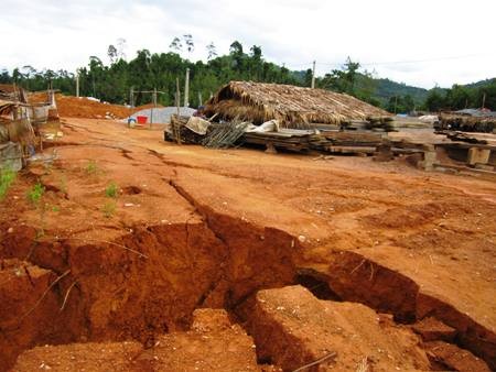Một điểm sạt lở gần m&oacute;ng nh&agrave; d&acirc;n tại điểm TĐC Hu&ocirc;i Siu &ndash; Hu&ocirc;i Lạn