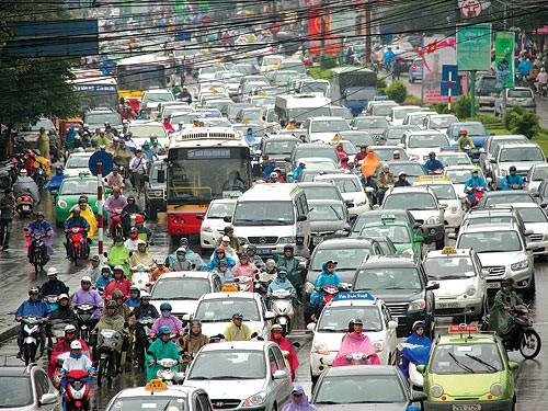 H&agrave; Nội hiện đang thiếu rất nhiều b&atilde;i đỗ xe. Đ&acirc;y cũng l&agrave; nguy&ecirc;n nh&acirc;n dẫn đến t&igrave;nh trạng giao th&ocirc;ng hay xảy ra &ugrave;n tắc