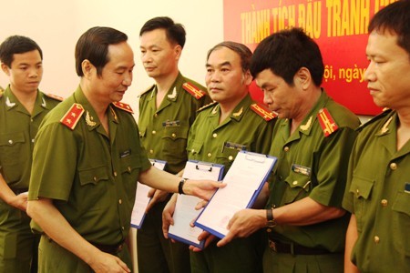 Thứ trưởng Phạm Qu&yacute; Ngọ tặng bằng khen cho c&aacute;c đơn vị ph&aacute; &aacute;n
