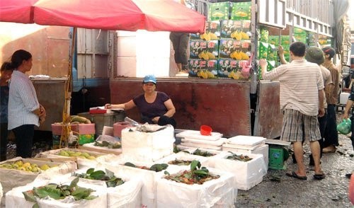 Tại cửa khẩu, gi&aacute; c&aacute;c loại hoa quả, rau củ chỉ v&agrave;i ngh&igrave;n đồng/kg.