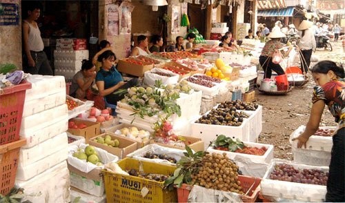 Về đến c&aacute;c chợ lẻ, gi&aacute; bị tăng l&ecirc;n gấp 10, thậm ch&iacute; 20 lần. Kh&ocirc;ng g&igrave; l&atilde;i bằng bu&ocirc;n hoa quả nhập khẩu.