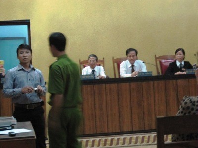 Ph&oacute;ng vi&ecirc;n Nguyễn T&acirc;m bị c&ocirc;ng an cản trở khi t&aacute;c nghiệp ở phi&ecirc;n t&ograve;a do chủ tọa phi&ecirc;n t&ograve;a chỉ đạo