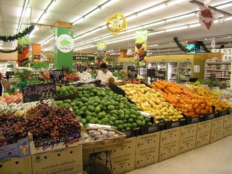 Khu vực rau quả trong một si&ecirc;u thị của Th&aacute;i Lan.