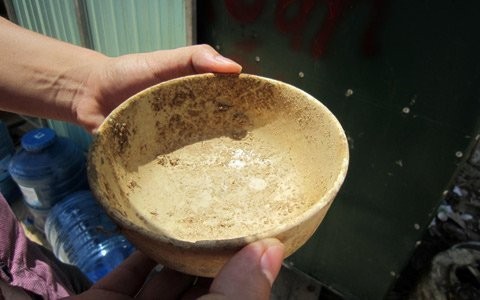 Chiếc b&aacute;t cổ thu được tại hiện trường