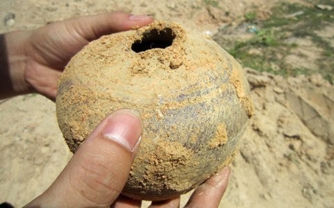 Chiếc b&igrave;nh cổ, một trong nhiều hiện vật thu được tại hiện trường