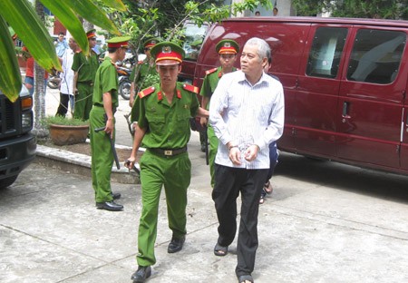 Bị c&aacute;o Đinh Văn Mười, nguy&ecirc;n Ủy ban kiểm tra th&agrave;nh ủy S&oacute;c Trăng lĩnh &aacute;n v&igrave; đ&aacute;nh bạc tiền tỷ