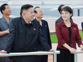 Kim Jong Un v&agrave; phu nh&acirc;n Ri Sol-ju dự lễ kh&aacute;nh th&agrave;nh c&ocirc;ng vi&ecirc;n Rungna, tại B&igrave;nh Nhưỡng. Ảnh c&ocirc;ng bố ng&agrave;y 25/07/2012 Reuters