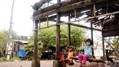 Người d&acirc;n ở ấp Đường B&agrave;o (khu vực B&atilde;i Trường, x&atilde; Dương Tơ) sống tạm bợ do khu vực n&agrave;y chờ giải tỏa để l&agrave;m dự &aacute;n - Ảnh: C.QUỐC 