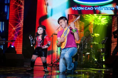 Bảo Tr&acirc;n h&oacute;a rocker theo &yacute; mẹ trong đ&ecirc;m thi H&aacute;t c&ugrave;ng ban nhạc