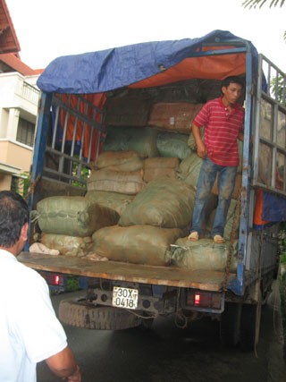 Xe h&agrave;ng kh&ocirc;ng r&otilde; nguồn gốc bị cảnh s&aacute;t thu giữ