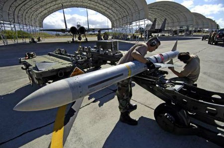 T&ecirc;n lửa AIM-7 Sparrow của Mỹ bị "tố" k&eacute;m chất lượng