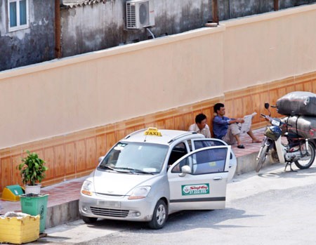 Xe taxi chờ "thịt" kh&aacute;ch ở bến xe nước ngầm