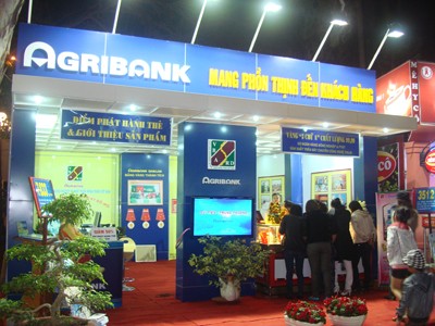 Agribank cũng nối tiếp trong chuỗi ng&acirc;n h&agrave;ng c&oacute; c&aacute;n bộ đứng dưới v&agrave;nh m&oacute;ng ngựa