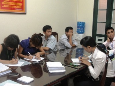 C&aacute;c nạn nh&acirc;n trong vụ C&ocirc;ng ty MB tr&igrave;nh b&aacute;o ở C&ocirc;ng an H&agrave; Nội