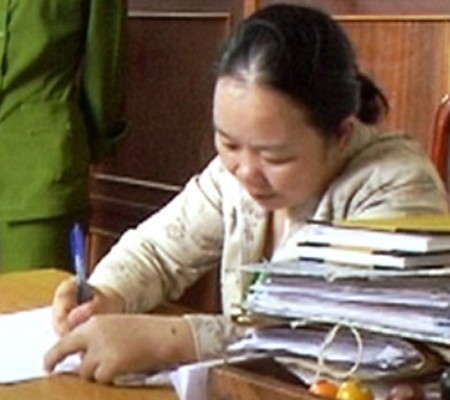 C&ograve; Hoa tại cơ quan Cảnh s&aacute;t