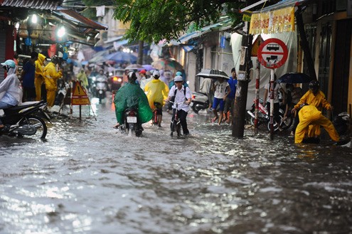 Nhiều tuyến phố H&agrave; Nội bị ch&igrave;m ngập trong nước