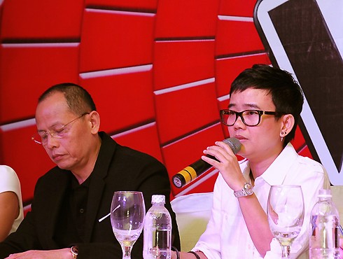 Phương Uy&ecirc;n li&ecirc;n tục kh&oacute;c trong thời gian họp b&aacute;o