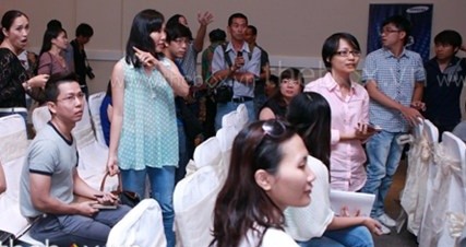 Một số nh&agrave; b&aacute;o x&ocirc;n xao v&agrave; bỏ về ngay khi th&iacute; sinh cướp mic ph&aacute;t biểu