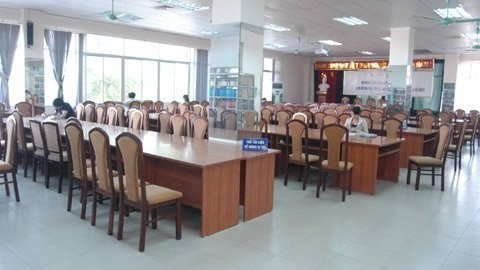 Những ng&agrave;y b&igrave;nh thường, Trung t&acirc;m th&ocirc;ng tin-thư viện của HV B&aacute;o ch&iacute; Tuy&ecirc;n truyền c&oacute; rất &iacute;t sinh vi&ecirc;n tới đọc s&aacute;ch b&aacute;o hay nghi&ecirc;n cứu t&agrave;i liệu. (Ảnh: Văn Chung)