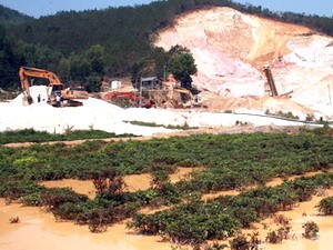 Khoảng 50ha ch&egrave;, c&agrave; ph&ecirc; bị nhấn ch&igrave;m dưới d&ograve;ng b&ugrave;n đỏ do khai th&aacute;c kho&aacute;ng sản ở Bảo Lộc. (Nguồn: b&aacute;o Tuổi Trẻ)