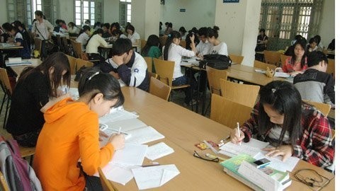 Gần như những trung t&acirc;m thư viện của c&aacute;c ĐH kh&ocirc;ng c&oacute; b&oacute;ng d&aacute;ng của những giảng vi&ecirc;n, c&aacute;n bộ trong trường tới nghi&ecirc;n cứu t&agrave;i liệu. (Ảnh: Văn Chung)