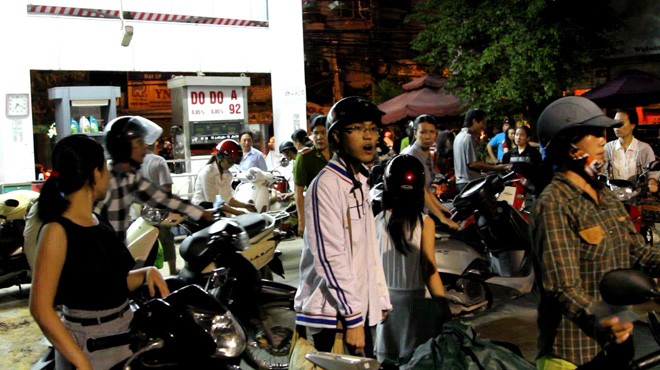 Nhiều nạn nh&acirc;n dắt xe đến c&acirc;y xăng Lan Anh đ&ograve;i ho&agrave;n trả tiền - Ảnh: Quốc Duy