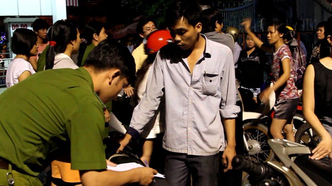 C&ocirc;ng an thống k&ecirc; số xe bị sự cố sau khi đổ xăng tại c&acirc;y xăng Lan Anh - Ảnh: Q.DUY