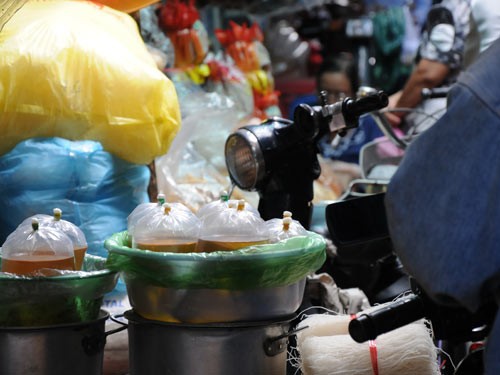 Dầu ăn x&aacute; đ&oacute;ng bịch b&aacute;n tại chợ tự ph&aacute;t gần cầu &Ocirc;ng L&atilde;nh, quận 1 - TPHCM