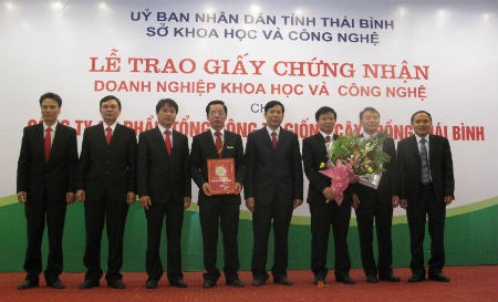 Tỉnh ủy vi&ecirc;n, Gi&aacute;m đốc Sở KH&CN Vũ Mạnh Hiền trao Giấy chứng nhận Link Đăng Nhập Nhà cái 13Win16.Com KH&CN cho TSC