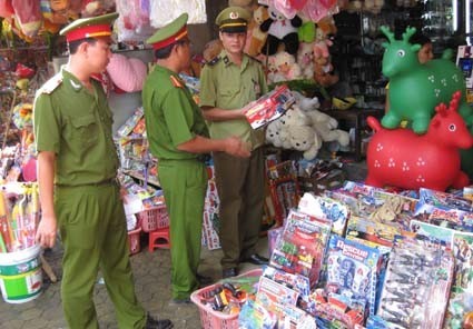 Lực lượng chức năng kiểm tra h&agrave;ng h&oacute;a tr&ecirc;n thị trường