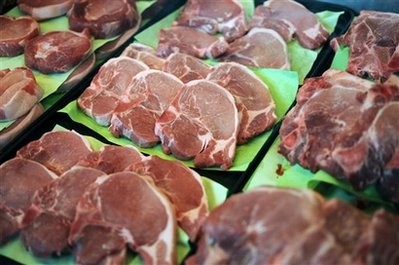 Thịt lợn b&agrave;y b&aacute;n ngo&agrave;i thị trường
