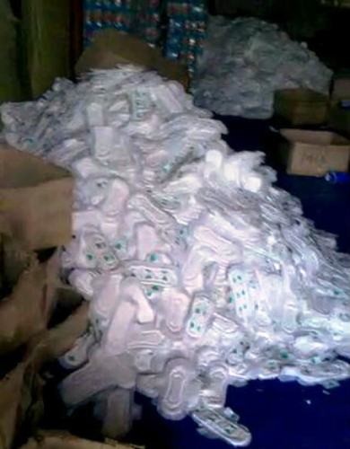Lớp đệm b&ecirc;n trong băng vệ sinh được chất đống 1 g&oacute;c