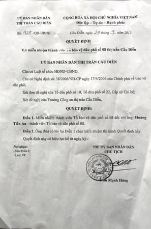 Quyết định miễn nhiệm th&agrave;nh vi&ecirc;n tổ bảo vệ d&acirc;n phố đối với &ocirc;ng Ho&agrave;ng Tiến An của UBND thị trấn Cầu Diễn diễn ra v&agrave;o đ&uacute;ng thời điểm &ocirc;ng An cung cấp th&ocirc;ng tin cho B&aacute;o ch&iacute;. UBND thị trấn kh&ocirc;ng n&ecirc;u r&otilde; bất cứ l&yacute; do g&igrave; trong quyết định n&agrave;y