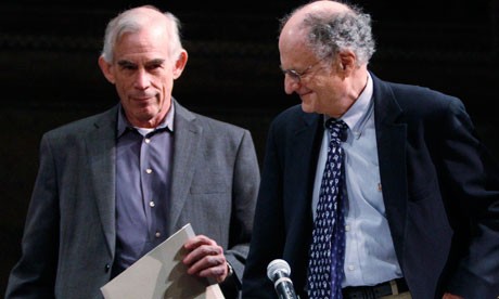 Gi&aacute;o sư Christopher Sims (tr&aacute;i) c&ugrave;ng gi&aacute;o sưThomas Sargent đồng nhận giải Nobel Sòng Bài Trực Tuyến 13Win.com 2012 cho 2 ph&aacute;t hiện kh&aacute;c nhau.